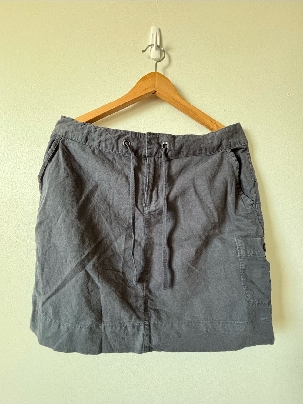 Columbia Women’s Skirt in Charcoal Gray